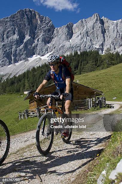 Mann mit dem Mountainbike in alpiner Landschaft