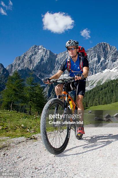 Mann mit dem Mountainbike in alpiner Landschaft