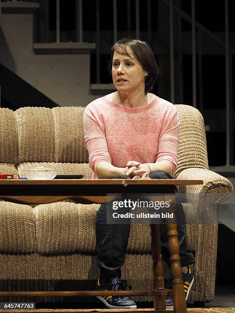 Schauspielerin Eva Loebau als Ivy Weston am bei der Fotoprobe zum Theaterstueck EINE FAMILIE August Osage County im Berliner Theater am...