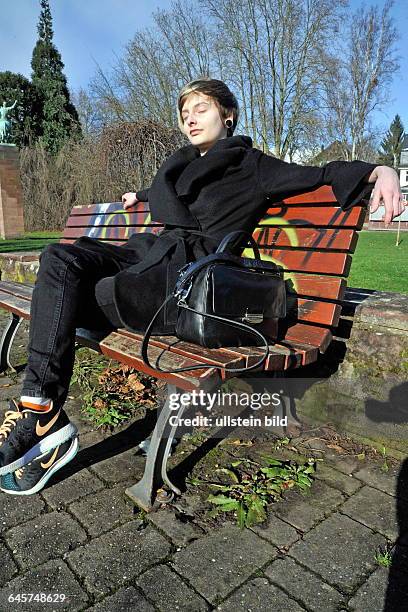 Die ersten Sonnenstrahlen des Jahres wecken die Lust auf Frühling, hier fotografiert am Saarbrücker Staden. Im Bild: Larissa Barth genießt die...