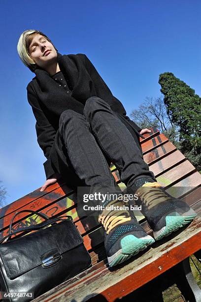 Die ersten Sonnenstrahlen des Jahres wecken die Lust auf Frühling, hier fotografiert am Saarbrücker Staden. Im Bild: Larissa Barth genießt die...