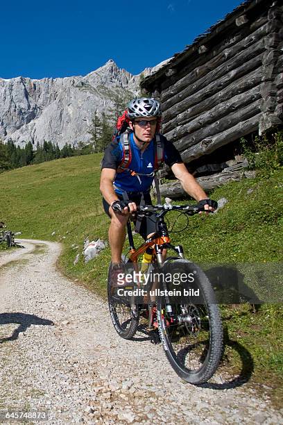 Mann mit dem Mountainbike in alpiner Landschaft