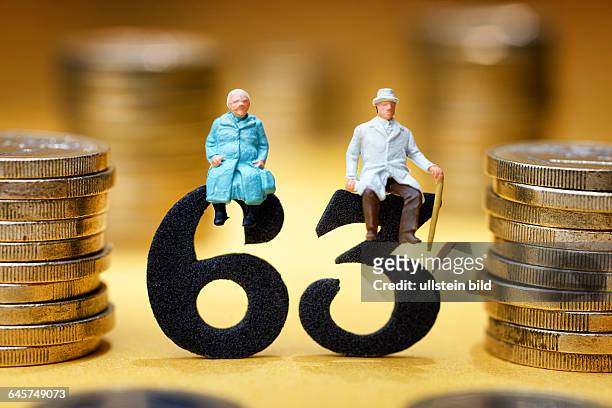 Seniorenpaar auf der Zahl 63, Symbolfoto Rente mit 63 Jahren