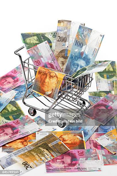 Geld Schweizer Franken Geldscheine in einem Einkaufskorb