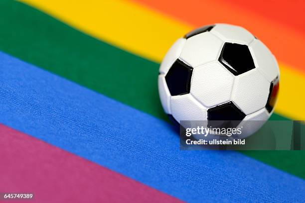 Fußball und Regenbogenfahne, Symbolfoto Homosexualität im Fußballsport
