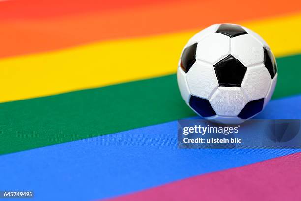 Fußball und Regenbogenfahne, Symbolfoto Homosexualität im Fußballsport