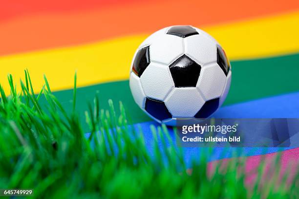 Fußball und Regenbogenfahne, Symbolfoto Homosexualität im Fußballsport