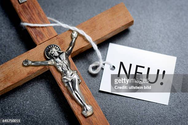 Kreuz mit Etikett und Aufschrift neu!, Symbolfoto Kirchenreform