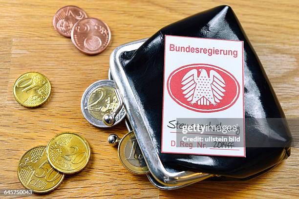 Pfandsiegel mit Bundesadler auf Geldbörse, Symbolfoto Steuererhöhung