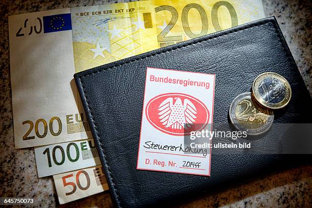 Pfandsiegel mit Bundesadler auf Geldbörse, Symbolfoto Steuererhöhung