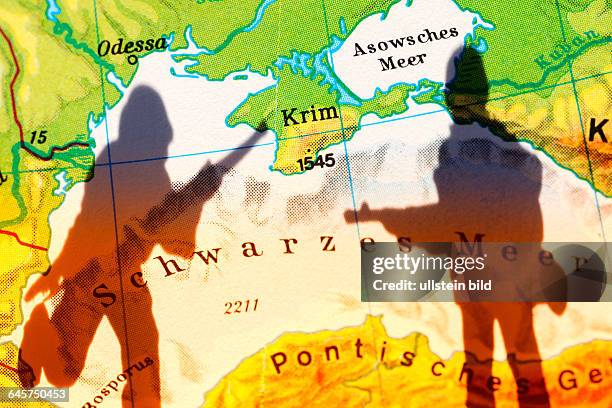 Die Krim auf einer Landkarte und Schatten eines Soldaten, Krim-Krise