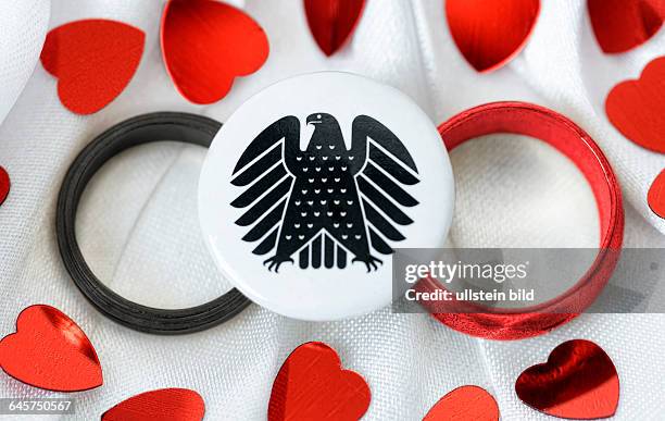 Schwarzer und roter Ehering mit Bundesadler, Symbolfoto Große Koalition