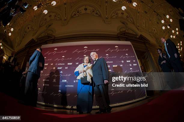 Semperopernball 2015, Freitag , Semperoper Dresden.Der ehemalige sächsische Ministerpräsident Kurt Biedenkopf mit seiner Frau Ingried auf dem Roten...