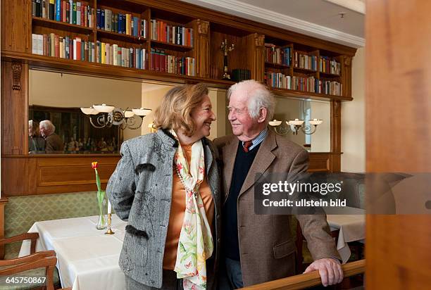 Der ehemalige saechsische Ministerpraesident Kurt Biedenkopf mit seiner Ehefrau Ingrid, aufgenommen am Mittwoch .