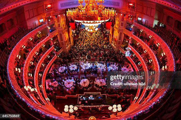 Semperopernball 2015, Freitag , Semperoper Dresden.Blick in das weite Rund der Semperoper aus dem vierten Rang.