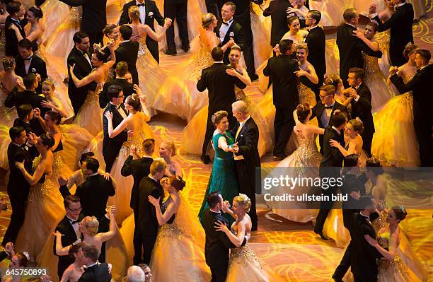 Semperopernball 2015, Freitag , Semperoper Dresden.Inmitten der Debütanten - Paare tanzt der sächsische Ministerpräsident Stanislaw Tillich mit...