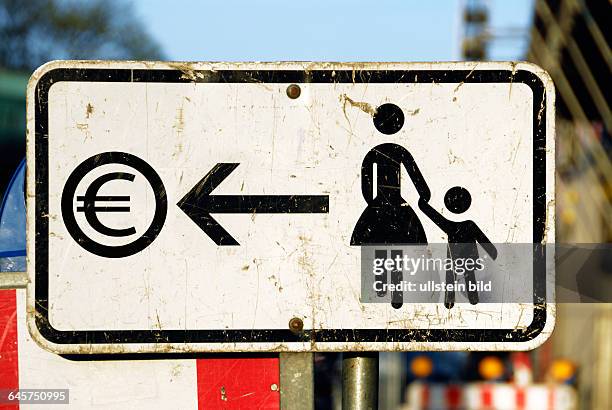 Mutter-Kind-Piktogramm und Eurozeichen auf einem Schild, Symbolfoto Betreuungsgeld