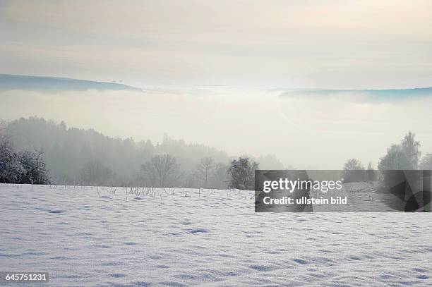 Winter im Saarland. Hier liegt bis zu 20 Zentimeter Schnee in den Höhenlagen des Bliesgaus im Saar-Pfalz-Kreis. Hier der Ort Reinheim bei Gersheim.