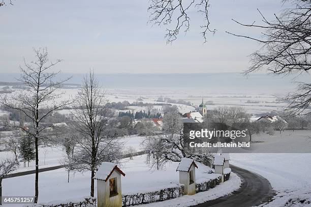 Winter im Saarland. Hier liegt bis zu 20 Zentimeter Schnee in den Höhenlagen des Bliesgaus im Saar-Pfalz-Kreis. Hier der Ort Medelsheim bei Gersheim.