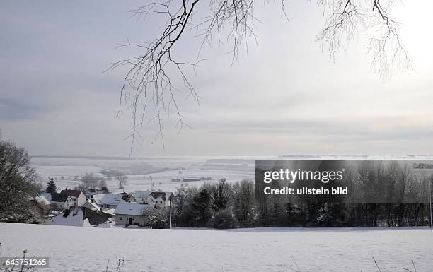 Winter im Saarland. Hier liegt bis zu 20 Zentimeter Schnee in den Höhenlagen des Bliesgaus im Saar-Pfalz-Kreis. Hier der Blick auf Seyweiler.