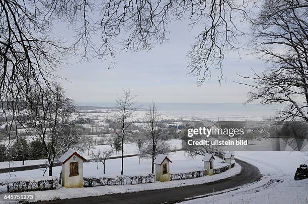 Winter im Saarland. Hier liegt bis zu 20 Zentimeter Schnee in den Höhenlagen des Bliesgaus im Saar-Pfalz-Kreis. Hier der Ort Medelsheim bei Gersheim.