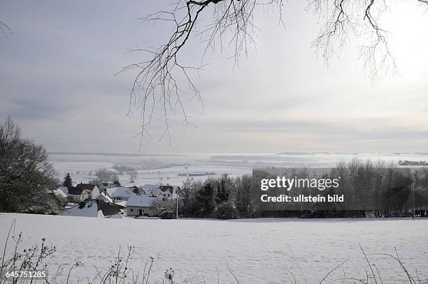 Winter im Saarland. Hier liegt bis zu 20 Zentimeter Schnee in den Höhenlagen des Bliesgaus im Saar-Pfalz-Kreis. Hier der Blick auf Seyweiler.