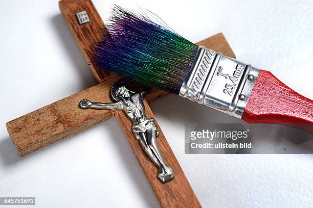 Kreuz mit Pinsel, neuer Anstrich für die Kirche