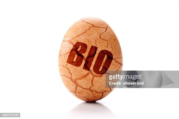 Hühnerei mit Bio-Aufschrift und Rissen, falsch etikettierte Bio-Eier
