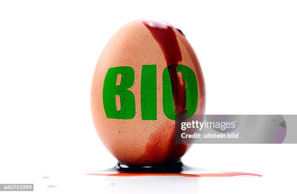 Blutiges Hühnerei mit Bio-Schriftzug, als Bio-Eier deklarierte Käfigeier