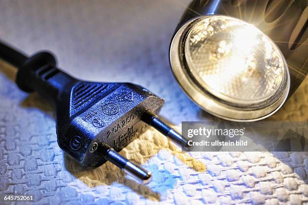 Taschenlampe und Stecker, Symbolfoto Stromausfall, Blackout