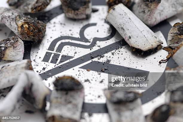 Zigarette, Zigaretten, Zigarettenkippe, Zigarettenkippen, ausgedr¸ckte, rauchen, Rauchverbot, Rauchverbote, Rauch, Verbot, Zigarettenqualm,...