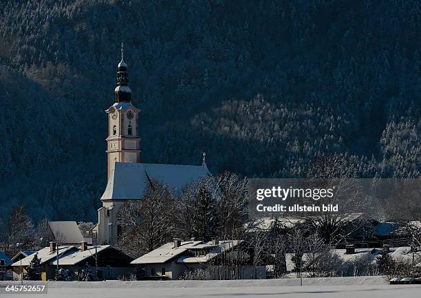 Blick auf die Kirche von Flintsbach mit dem Berg Grossen Riesenkopf im Hintergrund am 3. Februar 2015 im Inntal.