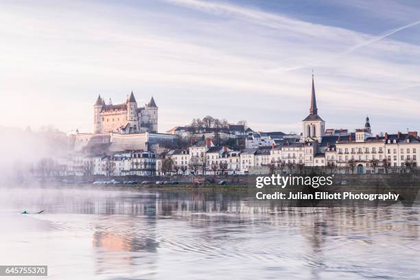 dawn in the city of saumur and its chateau. - château de saumur stock pictures, royalty-free photos & images