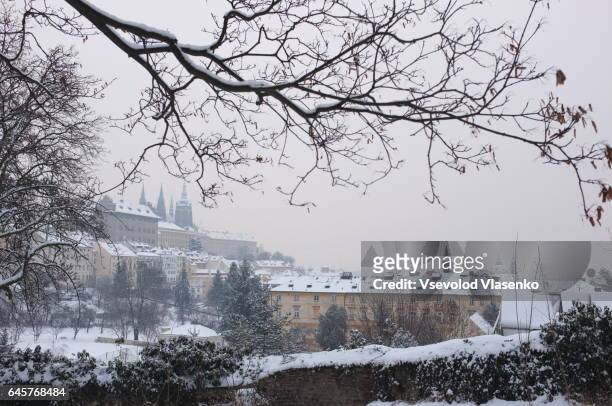 winter view on prague. - hradcany castle - fotografias e filmes do acervo