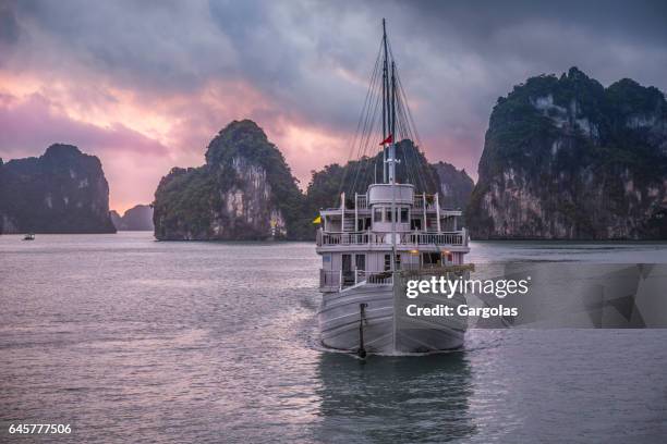 barca turistica nella baia di halong vietnam - mystère foto e immagini stock