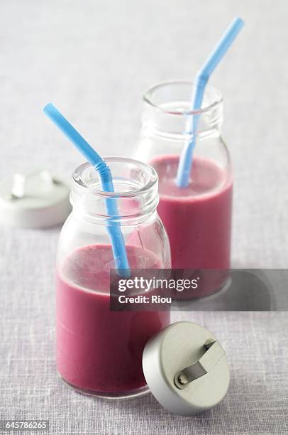 beet juice - rietje los stockfoto's en -beelden