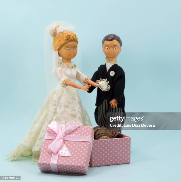 giving money as a wedding gift - ahorros stockfoto's en -beelden