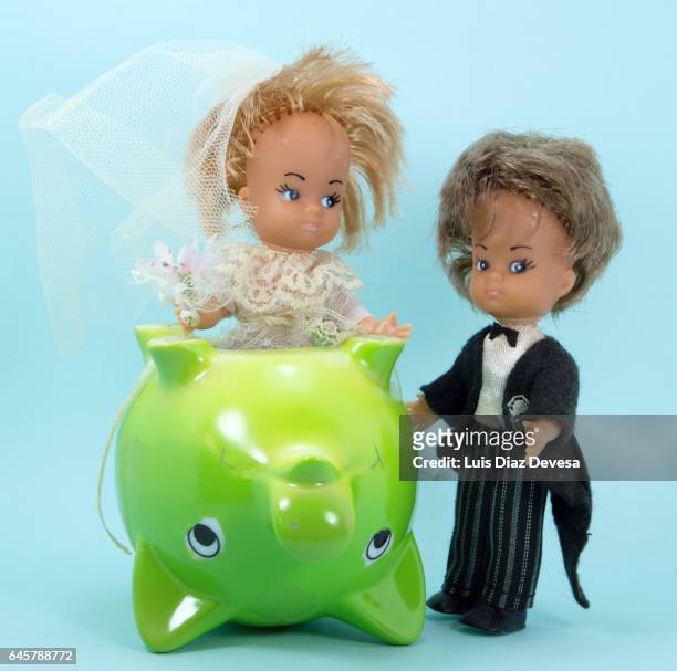 weddings and the economic crisis - hucha cerdito imagens e fotografias de stock