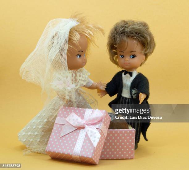 giving money as a wedding gift - tradición stock-fotos und bilder
