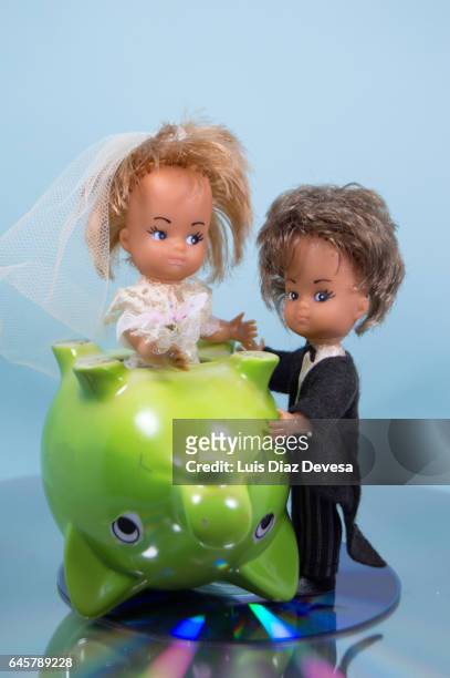 weddings and the economic crisis - hucha cerdito imagens e fotografias de stock