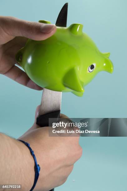 emptying the piggy bank - hucha cerdito stockfoto's en -beelden