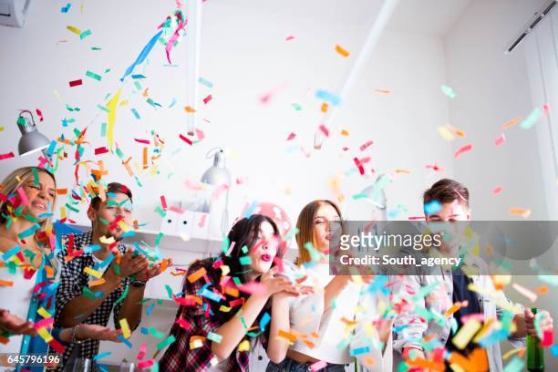 spaß und party im büro - party konfetti stock-fotos und bilder