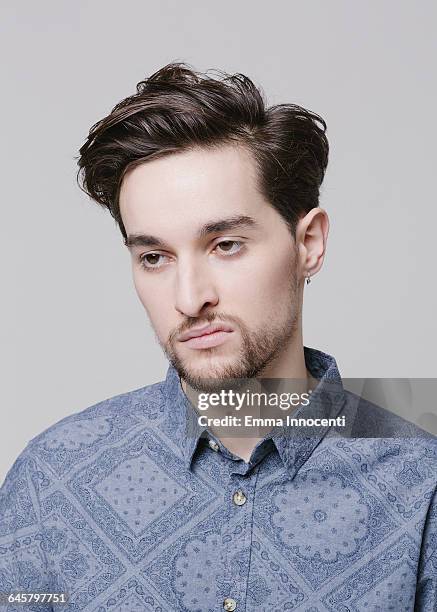handsome young man - déception photos et images de collection