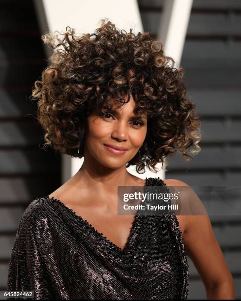 Halle Berry attends the 2017 Vanity Fair Oscar Party at Wallis Annenberg Center for the Performing Arts on February 26, 2017 in Beverly Hills,...