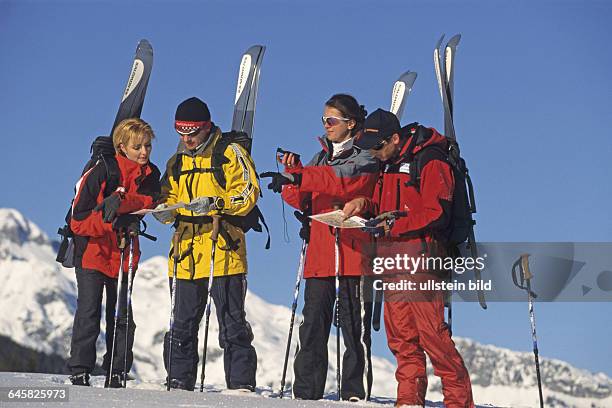 Skifahrer wandern zum Gipfel