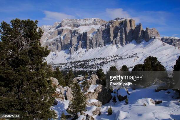 sella massive los dolomitas italia en invierno - pejft fotografías e imágenes de stock