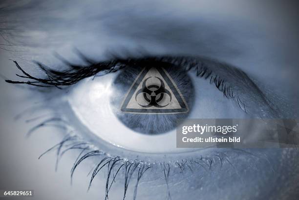 Auge einer Frau mit Biogefährdungszeichen