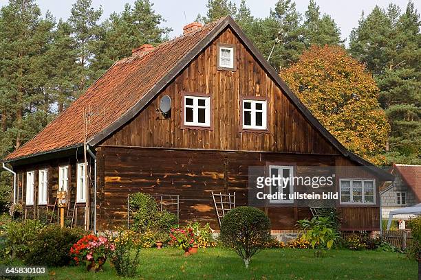 Masurisches Holzhaus im Herbst. Masuren Polen