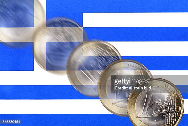 Griechische Nationalflagge und stürzende Euro-Münze, griechische Staatsverschuldung und stürzender Euro-Kurs