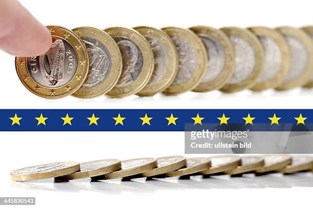 Aufgestellte und umgefallene Reihe von unterschiedlichen Euromünzen, Dominoeffekt bei Eurokrise